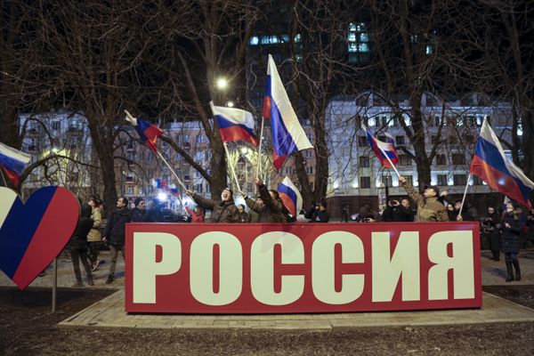 Жители Донецка и Луганска празднуют признание Россией ДНР и ЛНР