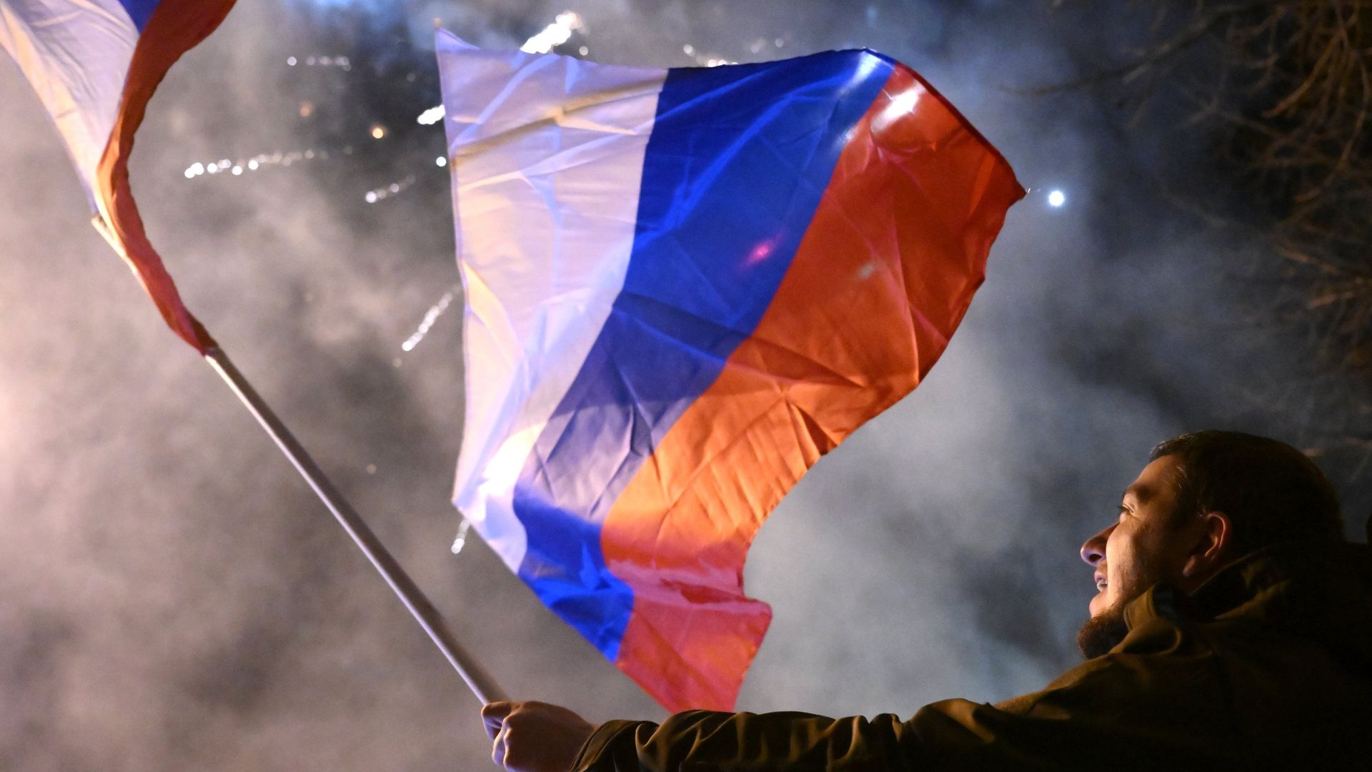 Жители Донецка и Луганска празднуют признание Россией ДНР и ЛНР Жители Донецка и Луганска празднуют признание Россией ДНР и ЛНР - РИА Новости, 1920, 22.02.2022