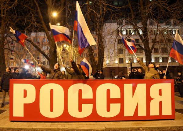 Жители Донецка и Луганска празднуют признание Россией ДНР и ЛНР