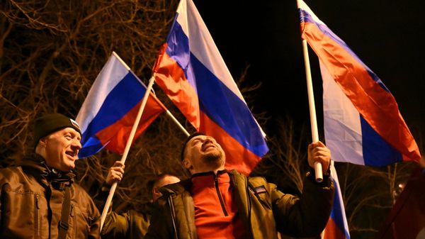 Жители Донецка и Луганска празднуют признание Россией ДНР и ЛНР