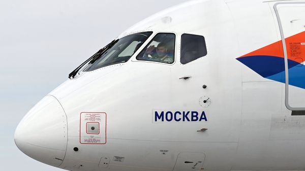 Работа аэропорта Платов в Ростове-на-Дону, самолет