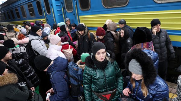 Люди ждут посадки на эвакуационный поезд из Киева во Львов украинские беженцы