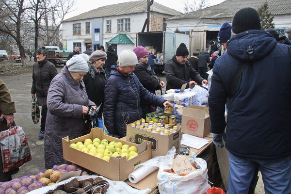 жители ДНР рынок хлеб еда пища консервы фрукты продукты жители ДНР рынок хлеб еда пища консервы фрукты продукты