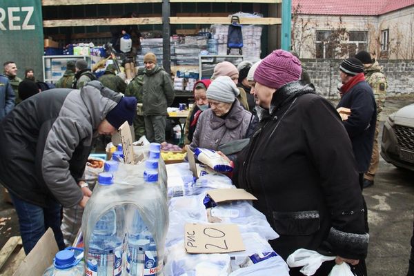жители ДНР рынок хлеб еда пища консервы фрукты продукты жители ДНР рынок хлеб еда пища консервы фрукты продукты