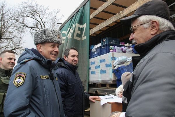 Министр МЧС ДНР Алексей Кострубицкий жители ДНР продукты Министр МЧС ДНР Алексей Кострубицкий жители ДНР продукты