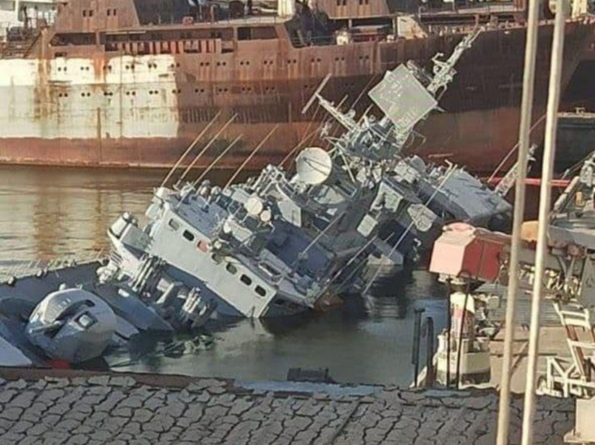Военные Украины затопили флагман своего ВМС «Гетман Сагайдачный» в порту Николаева - РИА Новости, 1920, 03.07.2022