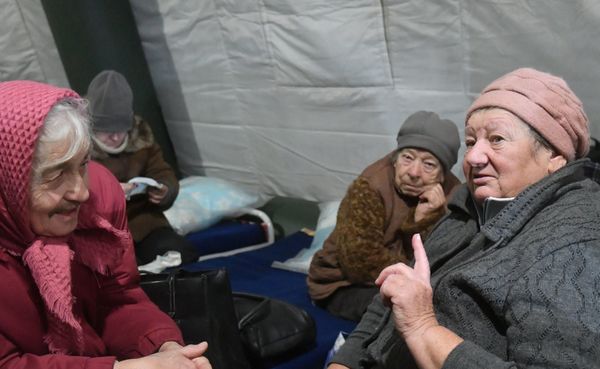 Беженцы с подконтрольной ВСУ территории в районе Мариуполя