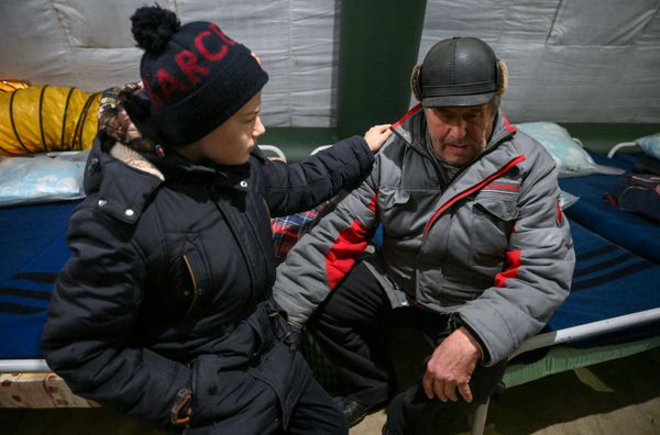 Беженцы с подконтрольной ВСУ территории в районе Мариуполя