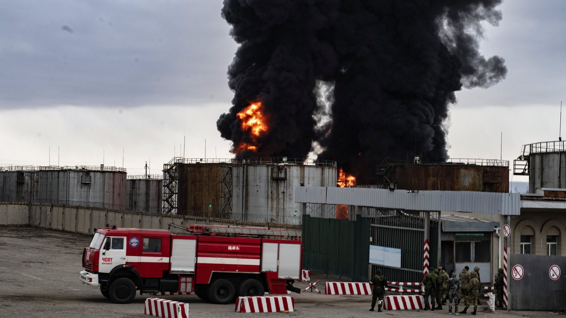 ВСУ нанесли удар по нефтебазе в Луганске ВСУ нанесли удар по нефтебазе в Луганске - РИА Новости, 1920, 07.03.2022