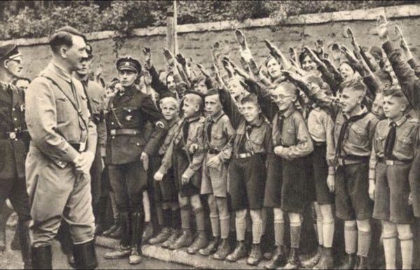 Юные фашисты в лагере Гитлерюгенд. 1930-е Гитлер Адольф