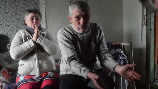 Беженцы, самостоятельно выбравшиеся из Волновахи, в селе Бугас