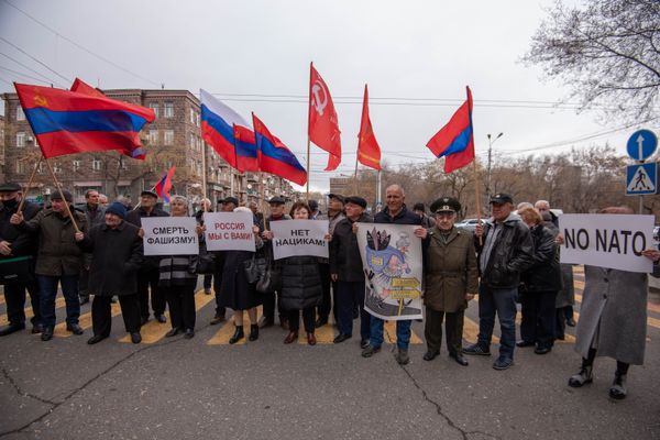 Акция в поддержку России у посольства РФ в Ереване Акция в поддержку России у посольства РФ в Ереване