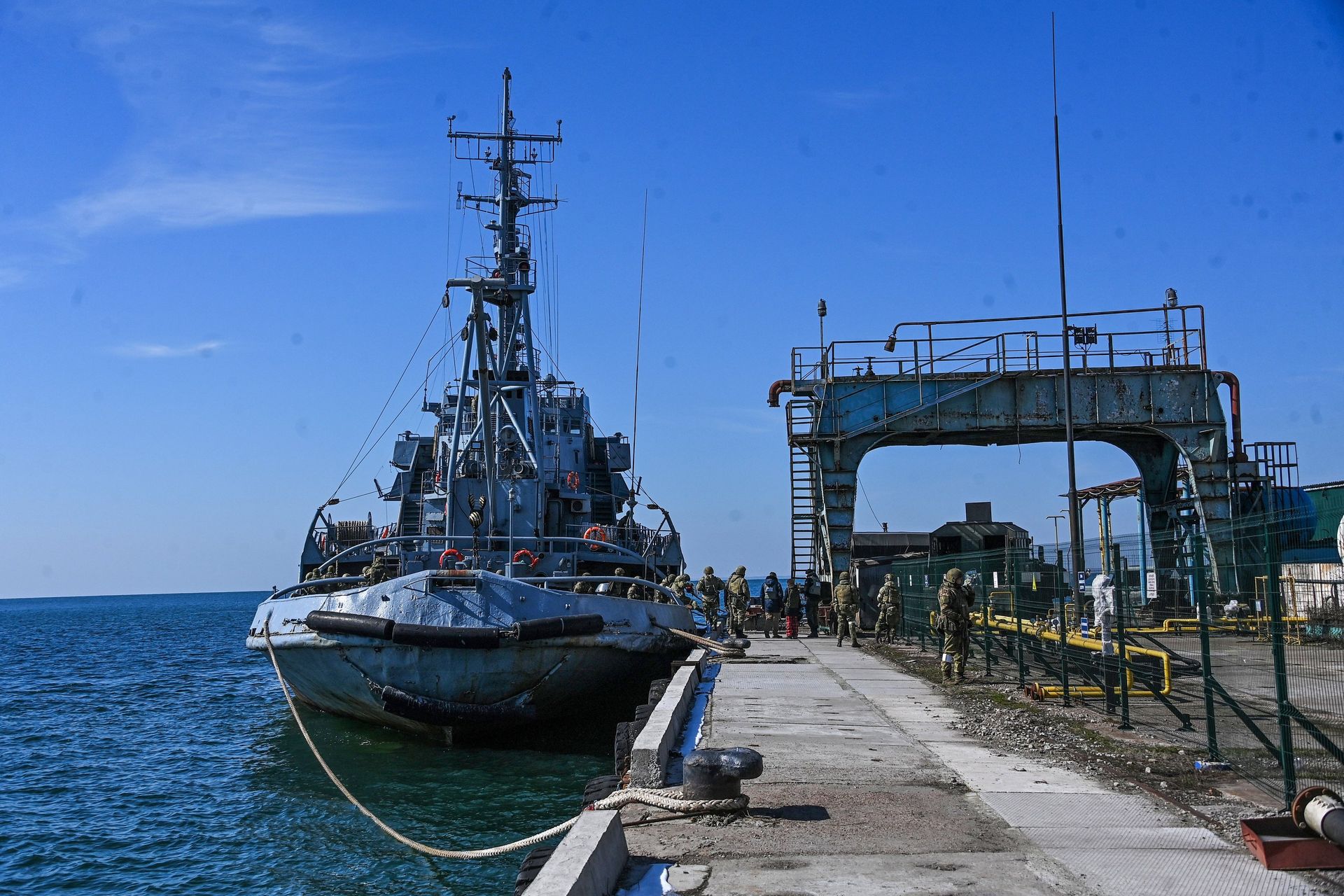 Российские военнослужащие взяли под контроль базу ВМС Украины в Бердянске - РИА Новости, 1920, 14.03.2022