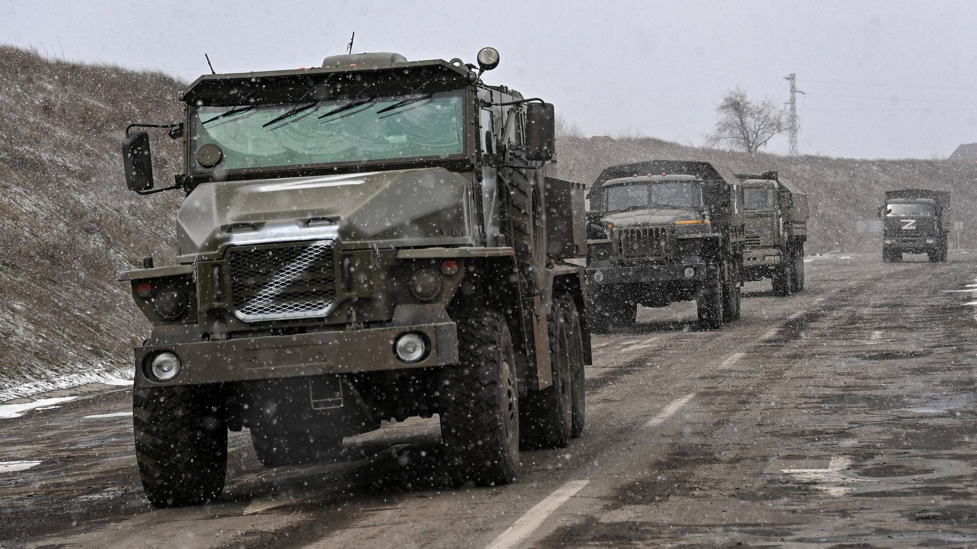 Колонна российской военной техники на шоссе в окрестностях Херсона. - РИА Новости, 1920, 25.04.2024