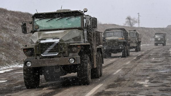 Колонна российской военной техники на шоссе в окрестностях Херсона.