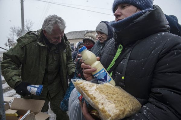 Беженцы из Мариуполя продукты гумманитарная помощь жители продукты Беженцы из Мариуполя продукты гумманитарная помощь жители продукты