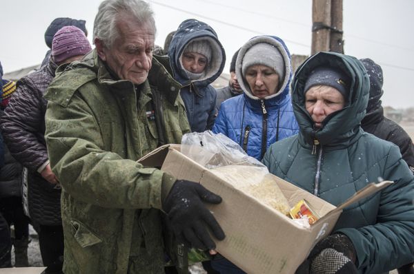 Беженцы из Мариуполя продукты гумманитарная помощь жители продукты Беженцы из Мариуполя продукты гумманитарная помощь жители продукты