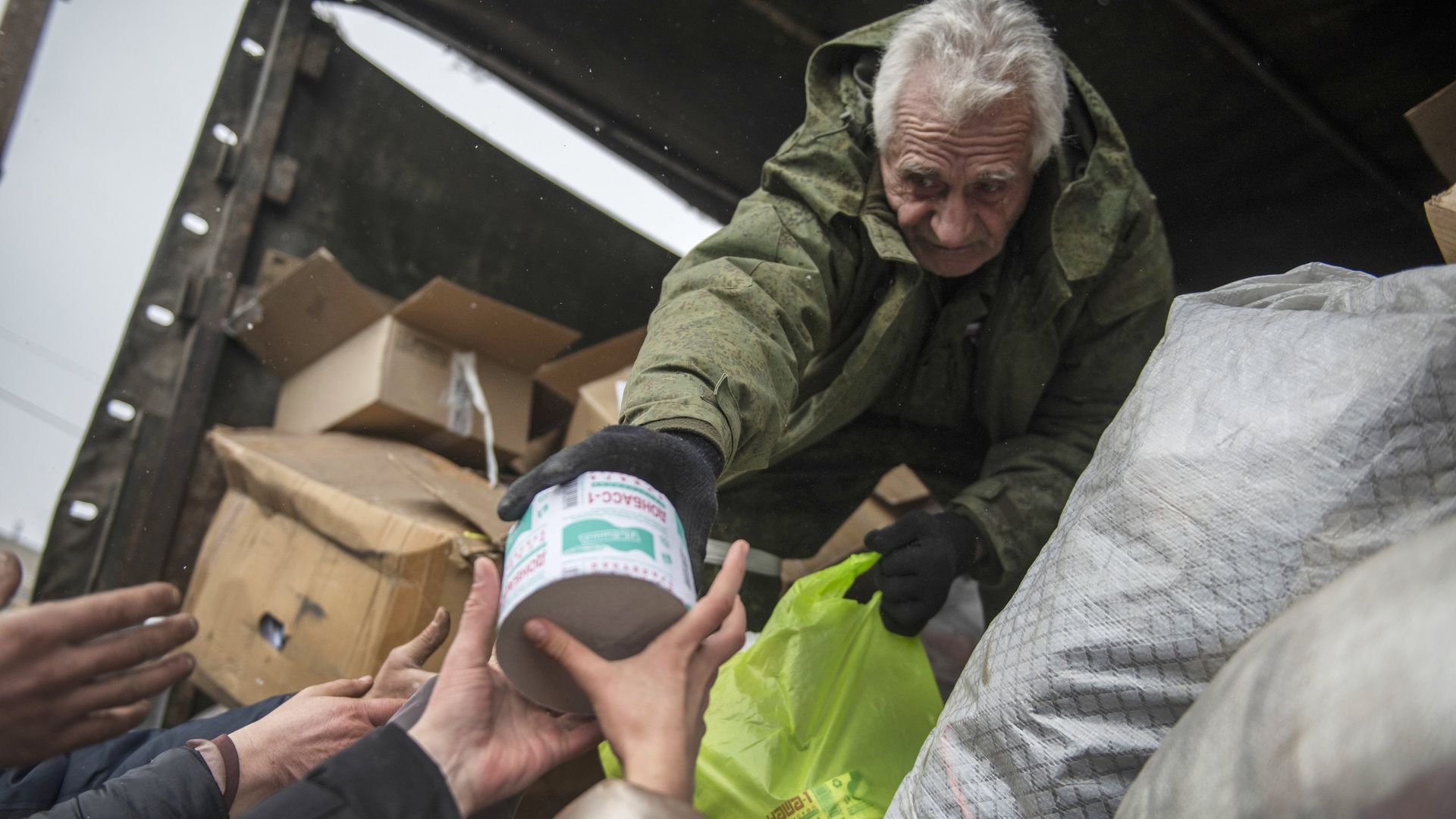 Беженцы из Мариуполя продукты гумманитарная помощь жители продукты Беженцы из Мариуполя продукты гумманитарная помощь жители продукты - РИА Новости, 1920, 04.03.2026