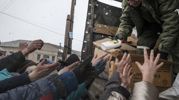 Беженцы из Мариуполя продукты гуманитарная помощь жители продукты