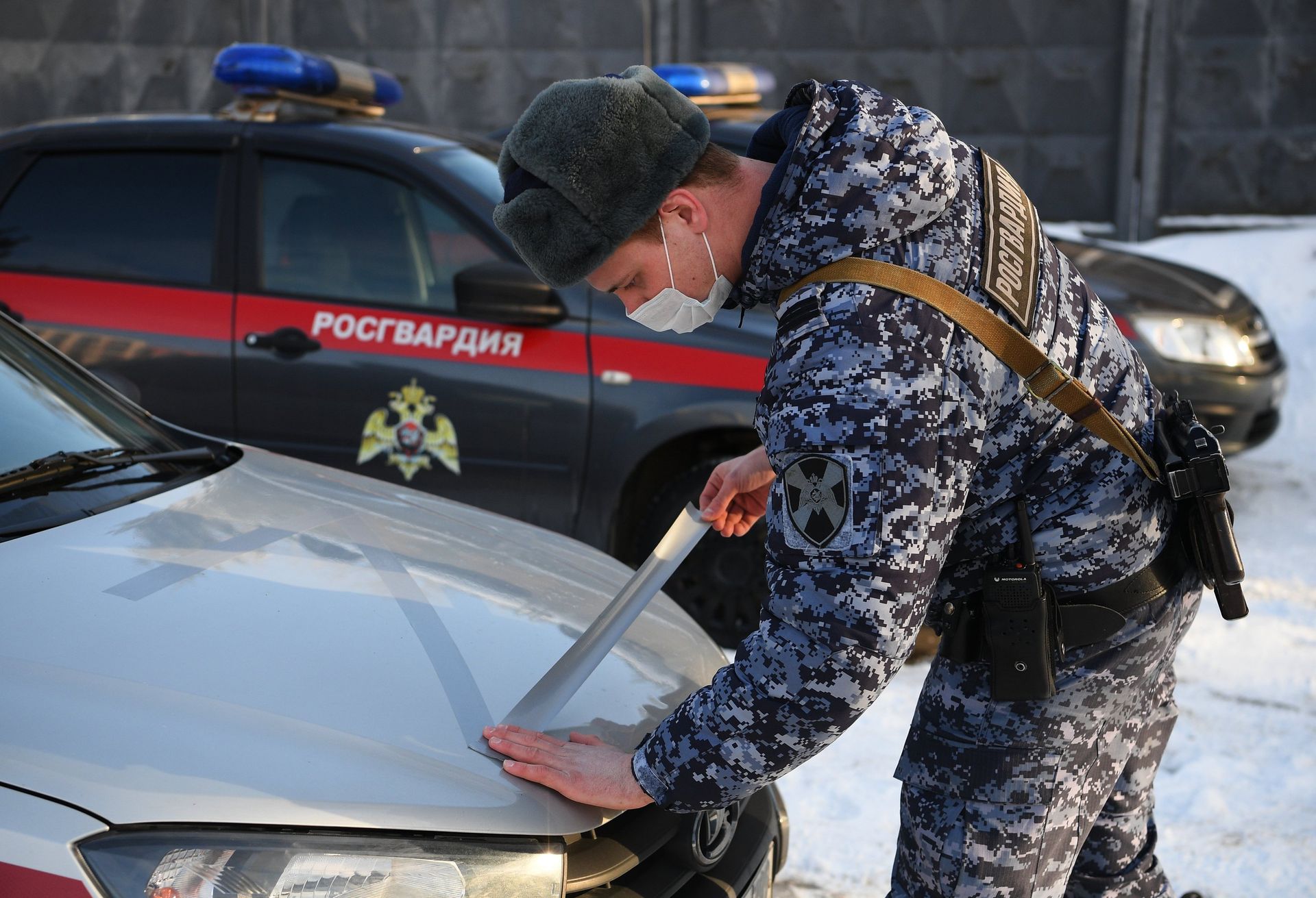Автотранспорт Росгвардии вышел на патрулирование с символами в поддержу российской армии - РИА Новости, 1920, 21.03.2022