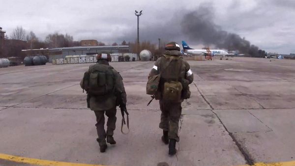Российские десантники взяли под контроль аэродром в Гостомеле Российские десантники взяли под контроль аэродром в Гостомеле