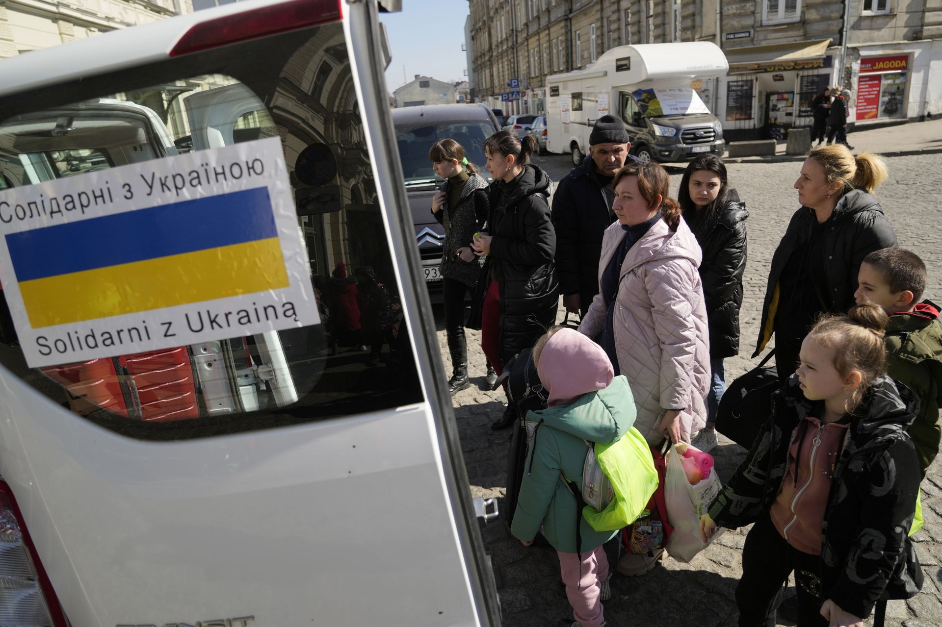 Украинские беженцы в Польше табличка Солидарны с Украиной - РИА Новости, 1920, 19.06.2023