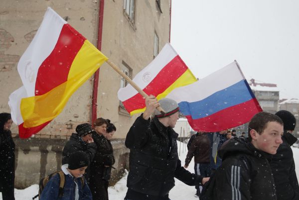 Митинги сторонников Аллы Джиоевой в Цхинвали