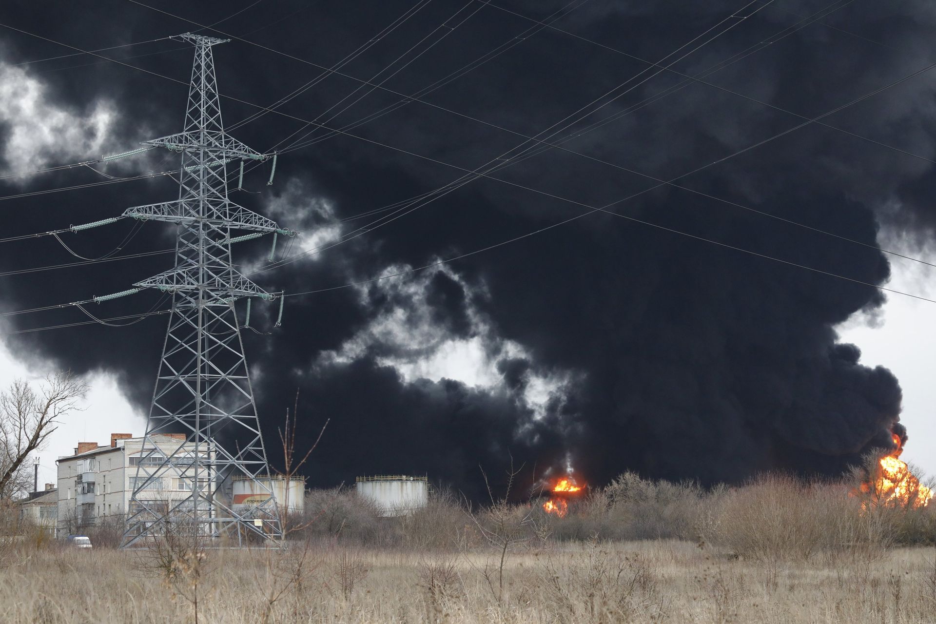 В Белгороде из-за удара вертолетов ВСУ загорелась нефтебаза - РИА Новости, 1920, 01.04.2022