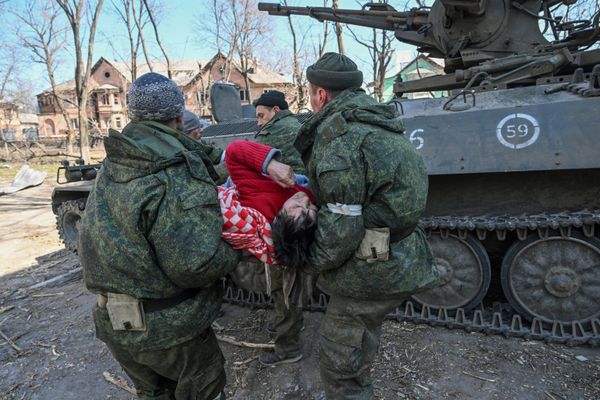 Эвакуация пациентов больницы в Мариуполе