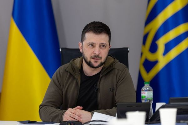 Зеленский украинский флаг