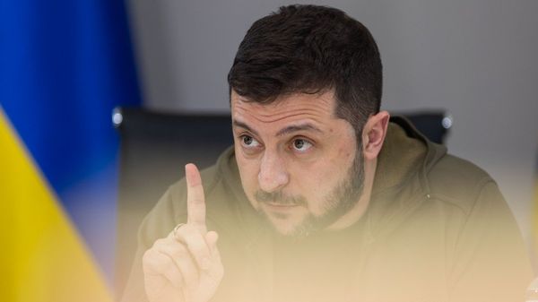 Зеленский украинский флаг