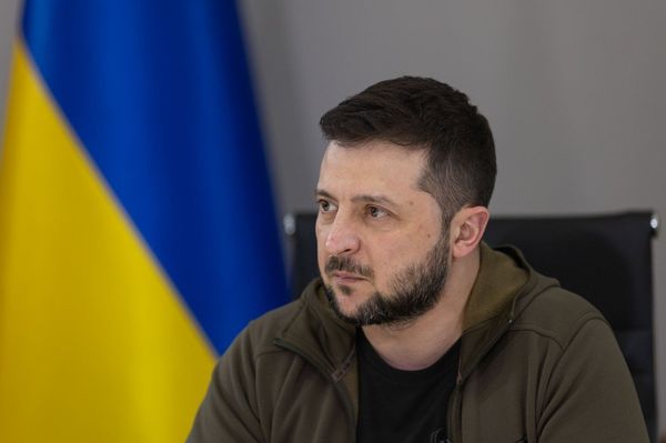 Зеленский украинский флаг