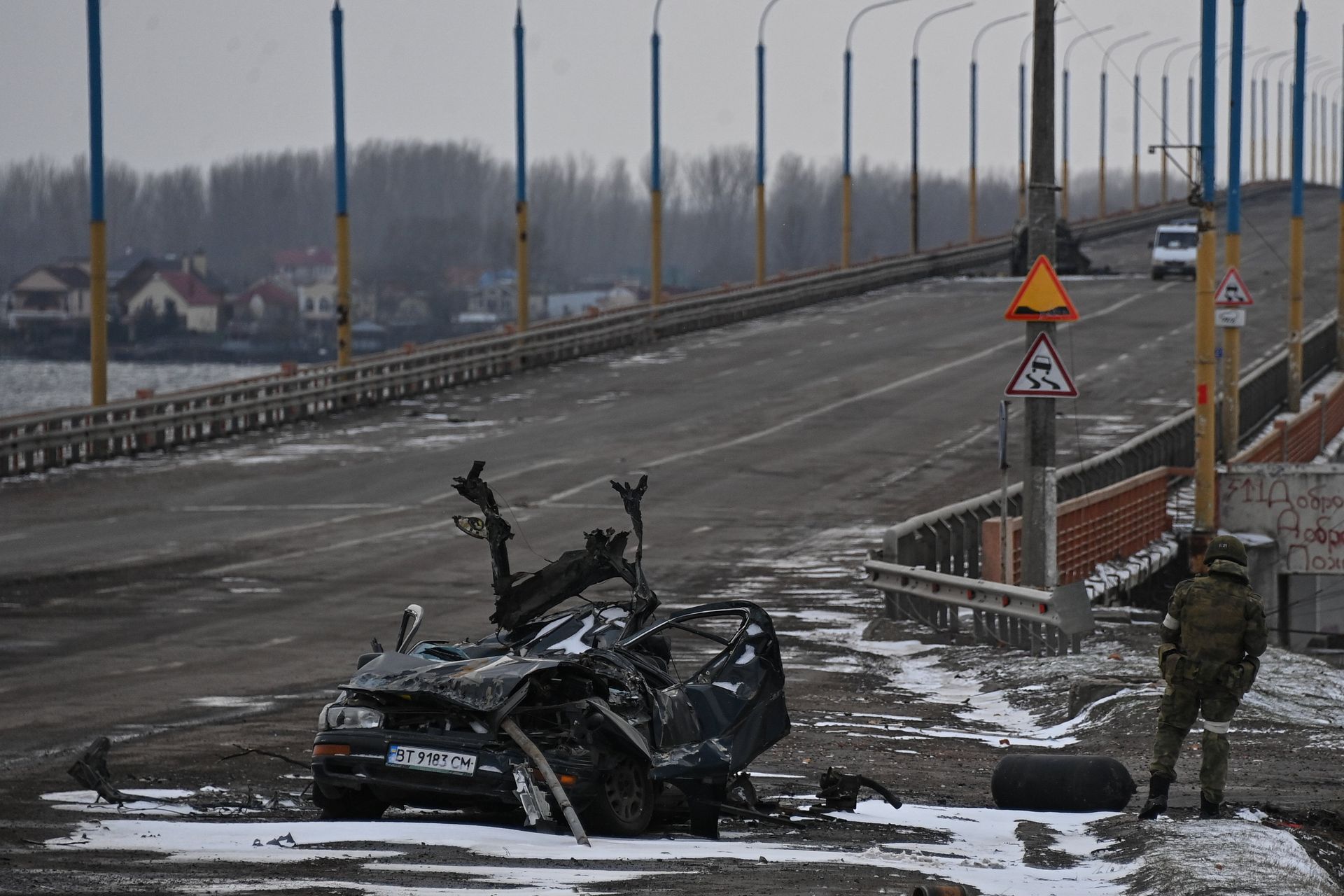 Разрушенный автомобиль у моста через реку Днепр в окрестностях Херсона. - РИА Новости, 1920, 09.04.2022
