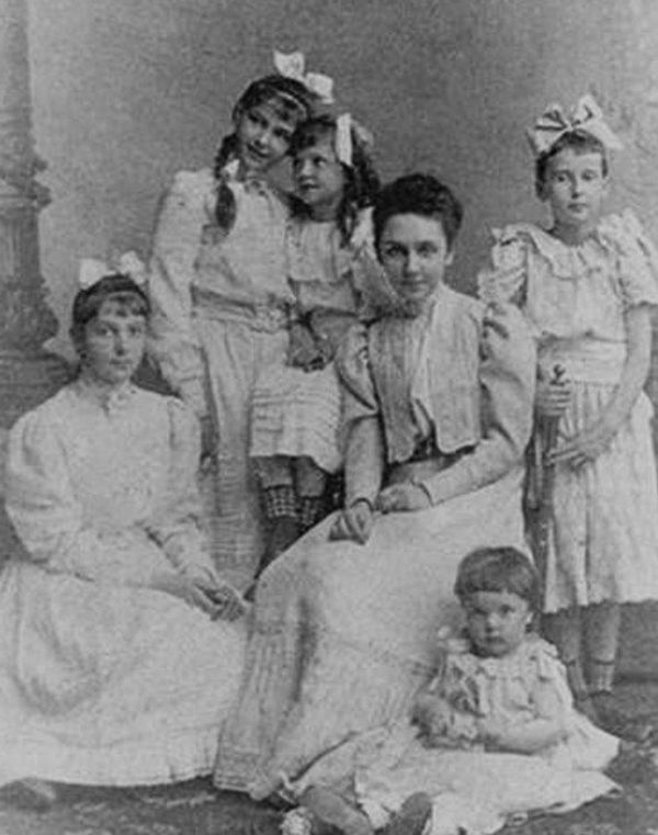 Дети Столыпиных: Наташа, Елена, Александра, Мария, Ольга, на полу - Аркадий. Саратов, 1905 год Дети Столыпиных: Наташа, Елена, Александра, Мария, Ольга, на полу - Аркадий. Саратов, 1905 год