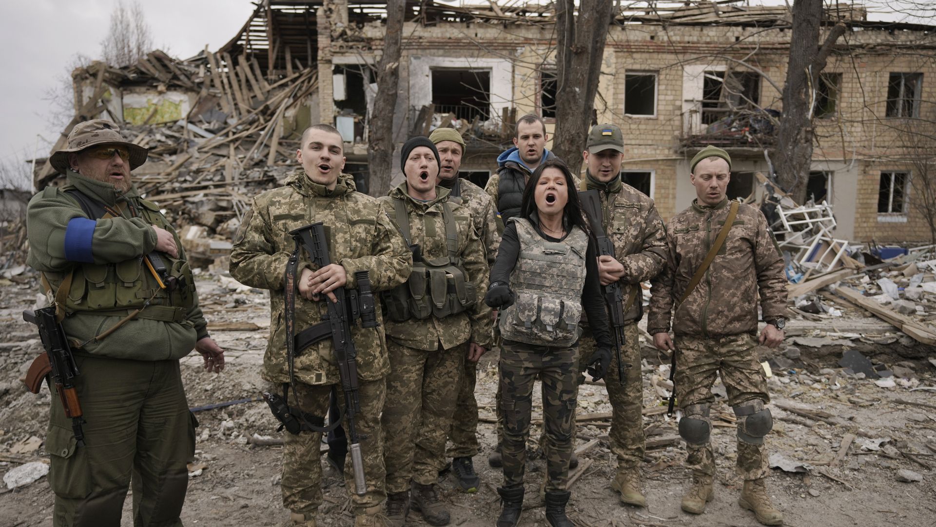 ВСУ поют гимн украинские военнослужащие Бородянка националисты ВСУ поют гимн украинские военнослужащие Бородянка националисты - РИА Новости, 1920, 18.04.2022