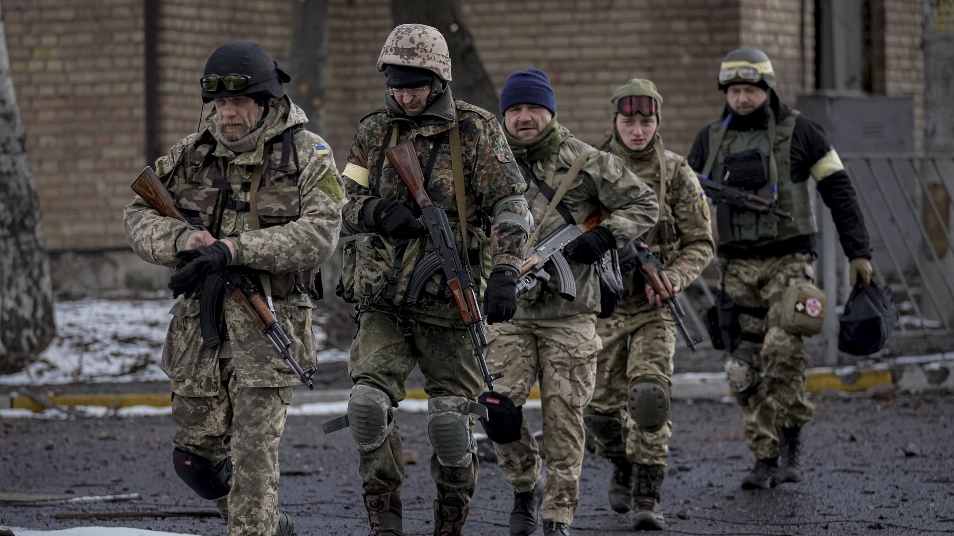 Украинские военнослужащие идут в Ирпене, на окраине Киева, Украина, вторник, 8 марта 2022 г ВСУ националисты оружие - РИА Новости, 1920, 29.04.2022