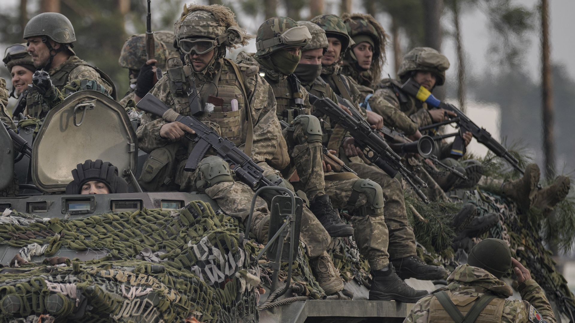 Украинские военнослужащие едут на бронетранспортере под Киевом, Украина всу бтр оружие Украинские военнослужащие едут на бронетранспортере под Киевом, Украина всу бтр оружие - РИА Новости, 1920, 13.03.2024