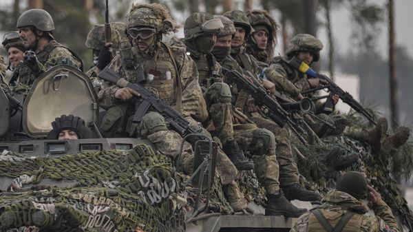 Украинские военнослужащие едут на бронетранспортере под Киевом, Украина всу бтр оружие