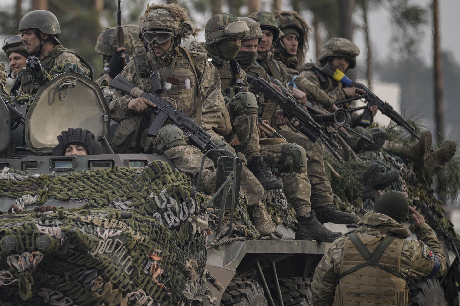 Украинские военнослужащие едут на бронетранспортере под Киевом, Украина всу бтр оружие - РИА Новости, 1920, 10.04.2025