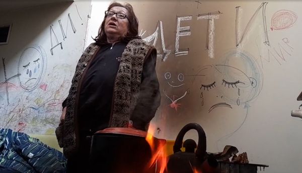 Мариуполь школа разрушения жители учитель подвал еда костер Мариуполь школа разрушения жители учитель подвал еда костер