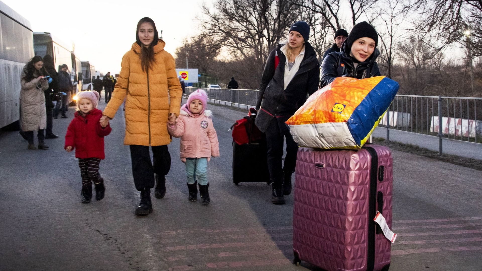 Эвакуация иностранных граждан из Херсонской области в Крым - РИА Новости, 1920, 28.12.2022