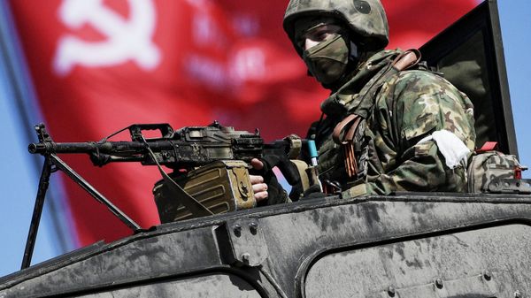 Военнослужащие Росгвардии подняли копию Знамени Победы на Алее Славы в Херсоне