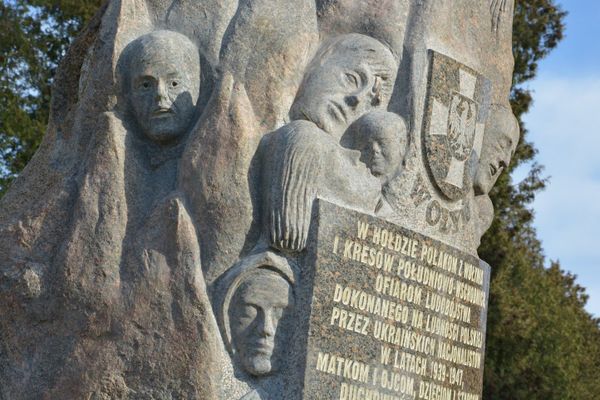 Памятник жертвам Волыни установлен в польском Люблине