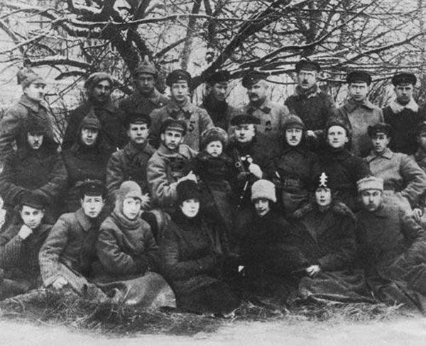 Котовский среди бойцов-кавалеристов.1919 год