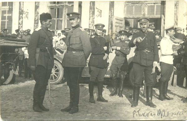 Булак-Балахович (крайний слева) с эстонскими офицерами. Фото 1920 года Булак-Балахович (крайний слева) с эстонскими офицерами. Фото 1920 года