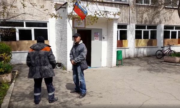 школа 53 мариуполь флаг табличка вывеска жители школа 53 мариуполь флаг табличка вывеска жители
