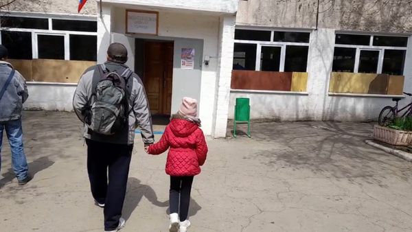 школа 53 мариуполь  флаг табличка вывеска жители ученик ребенок дети школьники родители