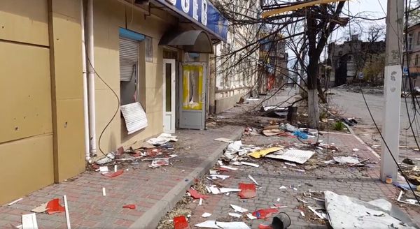 Мариуполь разрушения мусор вид улица обстрел Мариуполь разрушения мусор вид улица обстрел