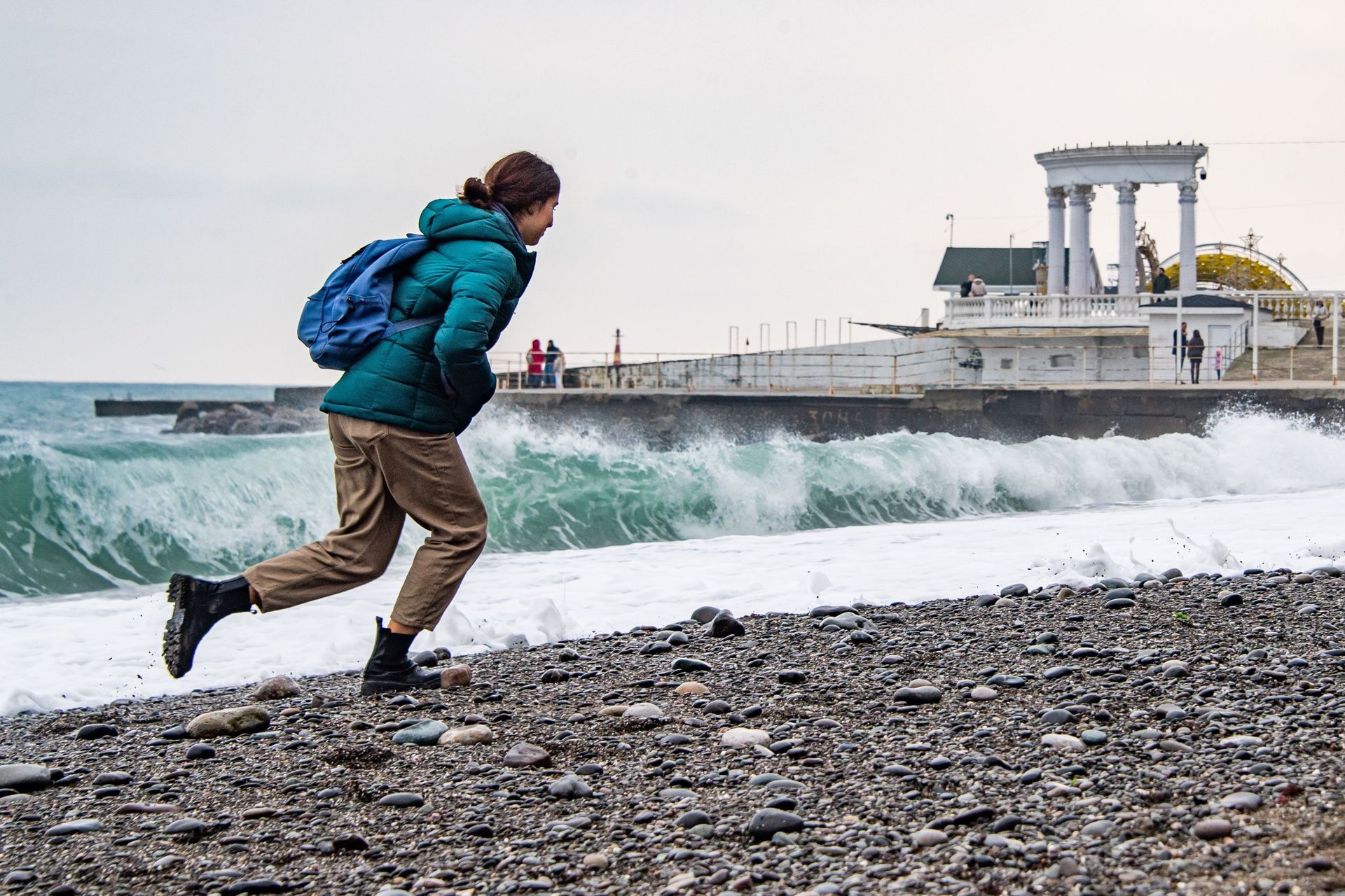 Девушка на берегу Черного моря возле центральной набережной в Алушт - РИА Новости, 1920, 13.07.2022