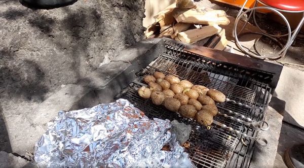 Мариуполь жители еда костер картошка печеная Мариуполь жители еда костер картошка печеная